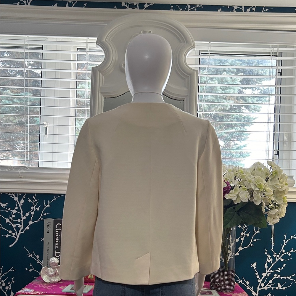 ELEGANT, Women's Cream blazer with gorgeous handmade detailed SWANS in front. - Picture 9 of 14
